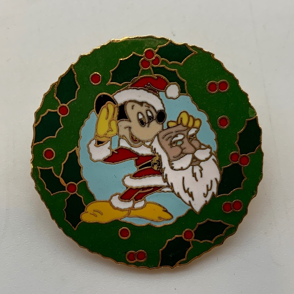 Disney Parks Mickey Mouse Santa Claus Christmas Wreath Collectible Pin